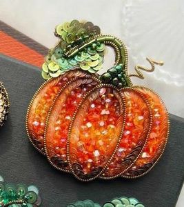 Broche de Lujo Bordado con Cuentas para Mujer, Accesorio de Moda Hecho a Mano con Cuentas de Vidrio y Perlas de Primera Calidad, Bordado Elegante a Mano - Product Image 1