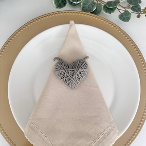 Anneau de serviette en macramé en forme de cœur rose, parfait pour une décoration de table romantique faite à la main et un accessoire de table mignon en provenance d'Inde. - Product Image 2