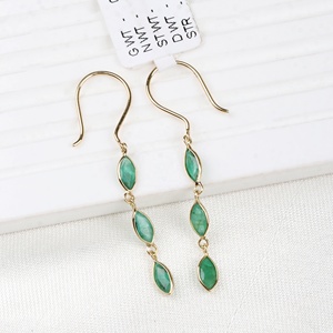 Boucles d'oreilles pendantes linéaires à trois pierres en or jaune 18 carats avec émeraude marquise naturelle sertie clos, Memoria Jewels, vente en gros - Product Image 1