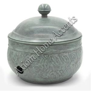 Olla de manguera de jardín de cobre martillado con tapa elegante y resistente a la intemperie para almacenamiento de manguera al aire libre por Axiom Home Accents - Product Image 1