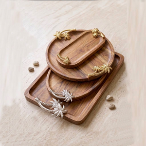 Elegante bandeja ovalada de madera con adornos de palmeras doradas en metal, perfecta para decoración de mesa de inspiración tropical. - Product Image 4