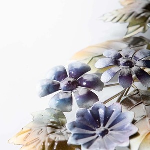 Charmante couronne florale en métal pour décoration murale, avec des fleurs bleues métalliques et des feuilles en bronze doré pour des accents de décoration intérieure vibrants - Product Image 3