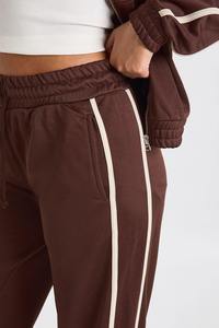 Conjunto Deportivo de 2 Piezas para Mujer, Cómodo y Sexy, Primavera 2026, con Logotipo Personalizado, Pantalones Joggers y Top Corto - Product Image 5