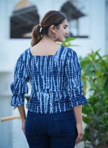 Haut pour femme en coton bleu imprimé tie-dye, coupe classique, avec manches bouffantes à trois couches et col carré, style décontracté mondial - Product Image 3