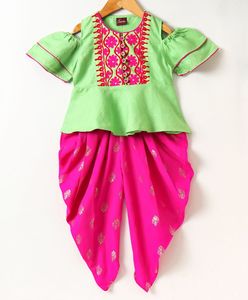 Ensemble de tenue pour filles, haut à épaules dénudées vert avec pantalon dhoti imprimé rose, tenue ethnique festive traditionnelle pour enfants - Product Image 1