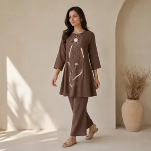 Ensemble coordonné brodé marron pour femme, col rond, manches trois quarts, tunique évasée, pantalon large assorti, tenue décontractée florale - Product Image 2