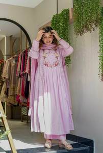 Elegante tela de seda pura de 2 colores Hermoso diseño de cuello Auto bordado Trabajo hasta el tobillo Anarkali con diseño de tendencia hacia adelante - Product Image 6