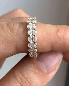 Anillo de Eternidad Completo de Plata con Diamantes Cultivados en Laboratorio de Corte Ovalado de Última Tendencia, Anillo de Eternidad de Plata Esterlina con Diamantes Cultivados en Laboratorio de Corte Ovalado y Engaste Compartido - Product Image 2