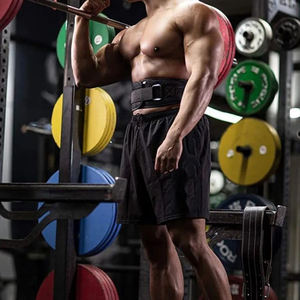 Cinturón de Levantamiento de Pesas Ajustable de Neopreno Negro Transpirable con Soporte Lumbar Contorneado para Entrenamiento Físico en el Gimnasio y Protección de Espalda - Product Image 4