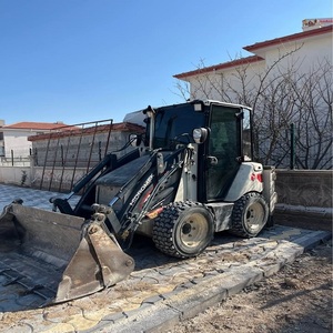 Cargadora Compacta Hidromek 62SS Confiable con Motor Diésel y Movilidad sobre Orugas que Ofrece Alta Eficiencia y Control Preciso, 4 Años de Garantía - Product Image 4