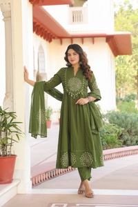 Conjunto de Traje Anarkali Bandhani de Algodón Verde Oliva Premium de 60x60 con Pantalones y Dupatta a Juego para Mujer, Ropa Festiva para Fiestas - Product Image 3