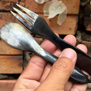 Cuillère à salade artisanale en corne de buffle naturelle, écologique, design personnalisé, manche poli, par Uttar CRAFTS - Product Image 1