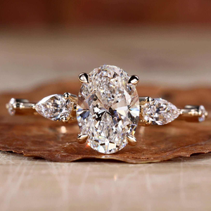 Anillo de Compromiso de Moissanita con Corte Ovalado y Piedras Laterales en Forma de Pera, Joyería Nupcial Clásica de Tres Piedras - Product Image 1