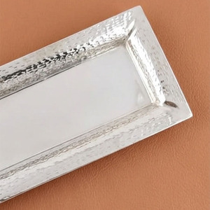 Ce plateau de service rectangulaire en argent présente une bordure texturée martelée, alliant style moderne pour servir des aliments et décorer. - Product Image 3