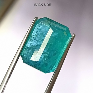 Émeraude naturelle zambienne de 12,80 carats, vert émeraude, facettée, taille émeraude, pierre précieuse pour la fabrication de bijoux - Product Image 4