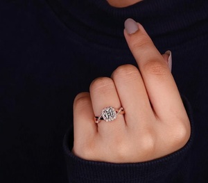 Bague de fiançailles de luxe Halo en platine 950, couleur E, VVS2, demi-éternité, diamant de laboratoire de 2,30 carats, certifié IGI, avec bande torsadée - Product Image 1