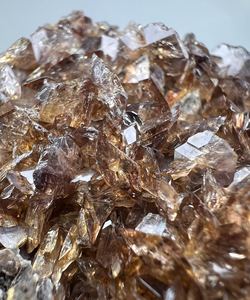 Cristaux naturels d'axinite en grappe sur matrice provenant de Skardu, Pakistan – Spécimen minéral rare, pièce de collection pour présentation - Product Image 1