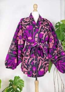 Chaqueta Suzani para Mujer al por Mayor, Chaqueta de Invierno de Algodón con Bordado Floral Morado, Cuello en V, Estilo Étnico Vintage Boho - Product Image 3