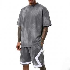 Ensemble T-shirt et short de sport gris délavé vintage pour homme, style streetwear premium, tenue décontractée d'été - Product Image 6