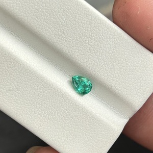 Émeraude zambienne de luxe 0,36 ct, vert profond, forme poire, facettée, pierre lâche pour bijoux de luxe sur mesure - Product Image 1