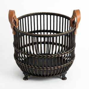Cesta Grande Hecha a Mano de Alambre de Hierro de 46 cm, Negra con Acabado de Latón Antiguo, Diseño de Trenzado Vertical Rassi, para Decoración del Hogar y Uso en Garajes - Product Image 1