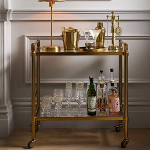 Chariot de bar en laiton avec 2 étagères et 4 roulettes pivotantes, chariot de bar contemporain pour servir les boissons - Product Image 2