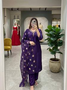 Conjunto de Traje Festivo Tradicional de 3 Piezas de Seda Romana Regal: Kurti, Pantalones y Dupatta a Juego, Étnico Premium, Excepcionalmente Elegante - Product Image 1