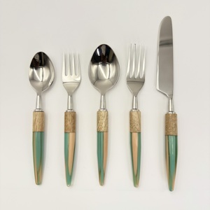 Juego de Cubiertos de Lujo en Oferta, Cubiertos de Acero Inoxidable con Acabado Espejo y Mango de Resina para Regalos y Ocasiones Especiales - Product Image 3