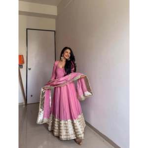 Conjunto de Vestido de Fiesta Rosa para Mujer de Thirteen D Designer con Elegante Dupatta, Talla M - Product Image 2