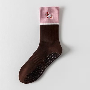 Chaussettes antidérapantes pour femmes avec broderie chien, bordure rose, tricotées marron, pour l'automne et le quotidien - Product Image 1