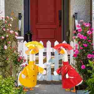 Décoration de printemps pour porche, patio, jardin et pelouse : Housse de canard décorative avec imperméable et parapluie (23 pouces) - Product Image 6