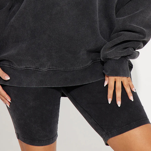 Ensemble 2 pièces sur mesure pour femme, sweat-shirt à col rond oversize et short / Noir uni, coton, coupe ample décontractée, toutes saisons - Product Image 5