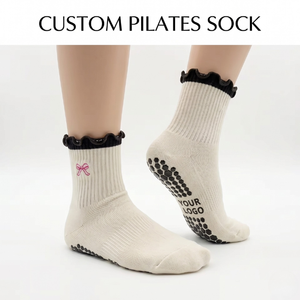 Chaussettes de yoga et de pilates personnalisées avec logo brodé, fabriquées par JZVINA, écologiques, avec bordure décorative, design multicolore - Product Image 1