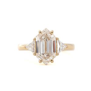 Bague tendance pour femme en or jaune 14 carats avec diamant de laboratoire hexagonal allongé de 3 carats et pierres latérales triangulaires - Product Image 1