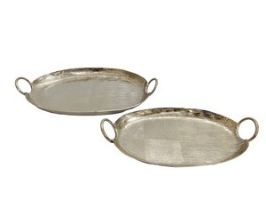 Plateau décoratif ovale en métal argenté avec motif à carreaux et poignées intégrées, design rustique, finition vieillie antique - Product Image 2