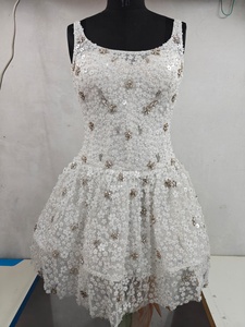 Mini robe de mariée blanche avec cape amovible, ornée à la main de sequins floraux et de strass sur un tissu antistatique - Product Image 3