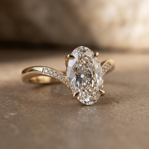Anillo de Compromiso Flotante Solitaire de Oro Amarillo de 14K con Corte Ovalado para Mujer, Diamante Cultivado en Laboratorio, Diseño Clásico Moderno de Lujo - Product Image 1