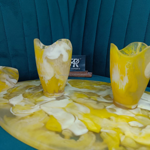 Ensemble de plateaux en résine jaune polie faits à la main, style ange, avec deux verres élégants pour le service de table, la décoration de la maison et les cadeaux - Product Image 5