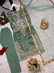 Traje de Diseño Color Verde Salvia, Estilo Boutique Pakistaní, en Seda Choo Cosida, Colección Eid - Product Image 5