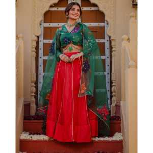 ชุดเลเฮนกาสีเขียวลายลิลลี่วาดด้วยมือ-ผ้าออร์แกนซ่า ไซส์ XS แขนสามส่วน สไตล์ดั้งเดิม สำหรับงานดิวาลี/งานแต่งงาน จัดส่งรวดเร็ว - Product Image 6