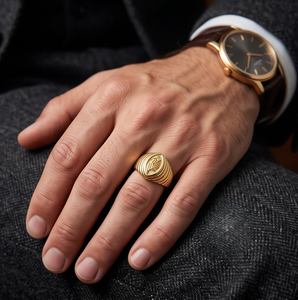 Bague signet classique pour homme DIVYORO en cuivre et laiton plaqué or avec motif d'aigle cannelé - Product Image 3