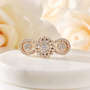 Anillo de Flores de Diseño en Oro de 14K Premium con Racimo de Circonitas Brillantes y Elegante Motivo Circular Lateral - Product Image 2