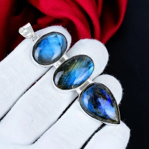 Colgante de Labradorita Azul Fuego con Engaste de Tres Piedras en Bisel, Plata de Ley 925, Hecho a Mano, Joyería Bohemia de Plata con Gema de Alta Calidad - Product Image 2