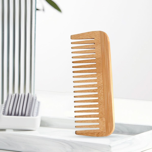 Peine para el cabello artesanal tallado al por mayor con forma de pez de madera natural de dientes finos, sin electricidad estática, de blossom craft india - Product Image 3