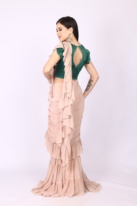 Parfait pour toutes les occasions et facile à porter. Saree à volants prêt-à-porter avec des perles et des broderies sur la blouse. - Product Image 2