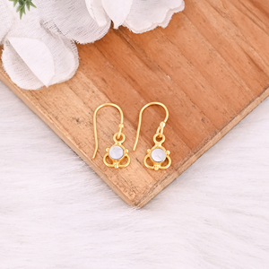 Élégantes boucles d'oreilles en laiton en forme de petite fleur en nacre pour femmes - Product Image 2