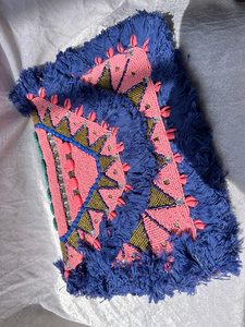 Pochette tribale perlée artisanale avec franges bleues, détails coquillages cauris, broderie miroir, sac à main festival bohème en textile, pièce maîtresse - Product Image 3