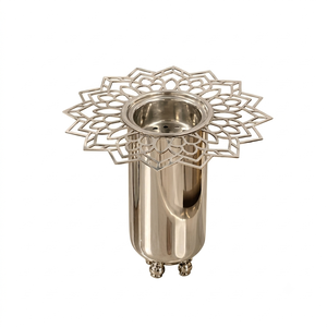 Brûle-encens doré exquis avec un élégant contour floral découpé au laser, base arrondie et pieds de support en forme de boule - Product Image 2