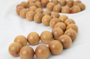 Perles en bois de santal naturel, rondes, polies, de 18 mm, pour la création de bijoux et la décoration DIY - Product Image 2