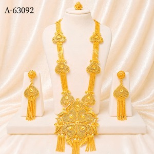Ensemble de bijoux de mariée de luxe plaqué or 24 carats avec zircon, collier et boucles d'oreilles tendance et traditionnels A-63088 - Product Image 3